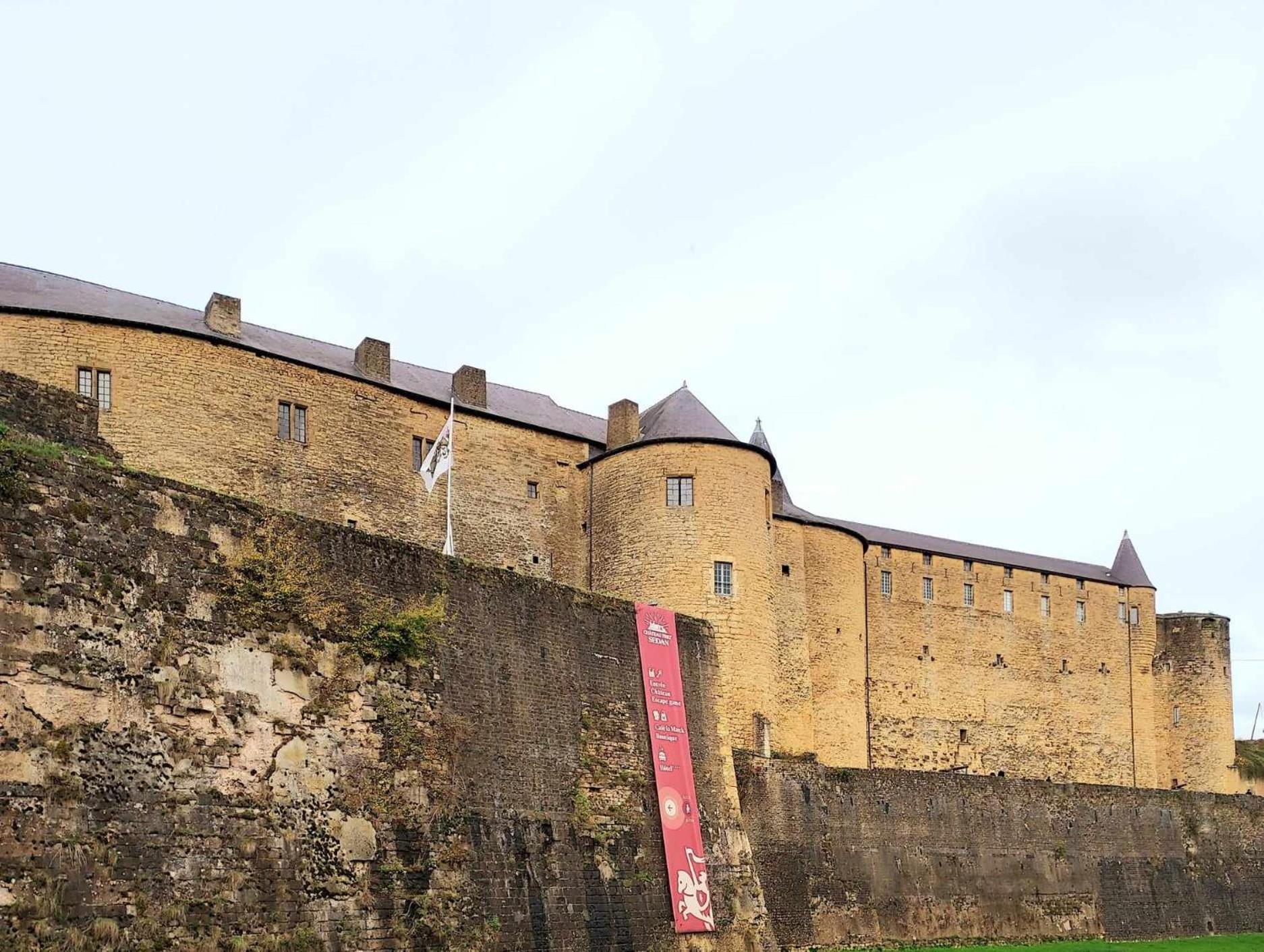 L'Elegant Des Remparts, Vue Sur Chateau Fort 色当 外观 照片